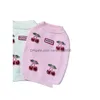 Hondenkledingontwerper Pet Sweater 3D Pink Cherry Borduurde letter Logo Cat gebreide Schnauzer West Highland Witte Kleding Drop deliv Dhte8