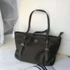 2024 Nouvelle épaule en nylon pour banlieue polyvalente simple Crossbody Women's Explosive Edition grande capacité sac fourre-tout 75% en gros de l'usine