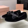 Scarpe casual primaverili da donna in velluto a coste della decorazione a bordo mozzafiato in bocca superficiale singola suola nera morbida comoda nonna piatta