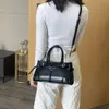 Fashionable 2024 Nouveau petit bâton personnalisé de style parfumé avec une grande capacité et un sac à bandoulière à la mode polyvalent pour les femmes 75% d'usine en gros