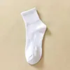 Socken Strumpfwaren 4 Paare Vollfarbe Socken Schwarz weiß weicher Stil weich atmungsaktiver Sport -Knöchel Herren Damen Sommer Herbst Business Socken