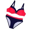 Grand bikini plus gros femme divisé sexy sans bain de couleur unie sans dossier