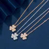 Designer V Goldenvan Small Three Leaf Flower Halsband pläterad med 18K guld och inlagda diamanter fulla av gräshänge