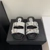 Slippare Comemore tjock botten paljett sandal kvinnlig sommar utanför slitage 2024 modebälte spänne tofflor platt sandaler silver