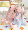 Scapa di fiori coppia di coniglio bambola peluche produttore di giocattoli all'ingrosso cuscino da bambola e cuscino di coniglio per ragazza