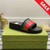 Mentières à hommes Slippers Fashion 2024 TAUX CUIR DE RÉSABLE TAUX PLAQUES SALLES SALLES SHORTS FLORA PLAQUES Sandale Taille 38-45 Homme Slides Sliders Mules