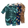 BAMBINI PAJAMA SET BAMBINO Abito per bambini vestiti per bambini ragazzi abbigliamento abbigliamento di seta ghiacciata top satinate pantaloni per la casa bambini pigiama 240407