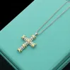 Luxe ontwerper Gold Cross Full Diamond Necklace Set Modellering Originele Fashion Classic Bracelet Women039S Sieraden Gift met Box5857591