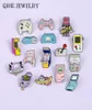Pins Broschen Spielliebhaber Haustier Handheld -Konsolen -Roboter Gashapon Machines Gamepad über 90er Emaille Pins Button Badedien276N4833509