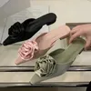 Tofflor Fashion Flower Footwear Women Silk Kvinnliga bilder damer Sandaler skor för mulor
