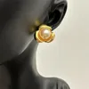 2024 Nuovi orecchini di lussuoso designer di fiori di camelia per donne 18k oro retrò con fiori rosa vintage retrò di orecchie di marca di alto livello e orecchie di gioielli