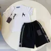 ベビーTシャツキッズ服女の子の男の子2ピースの子供セット100％綿の夏の快適な通気性トッドルショートスリーブチャイルドデザイナー2ピーストップブランドレター