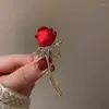 Broszki krinność czerwona róża kwiat dla kobiet elegancka wykwintna błyszcząca cyrkon szpilki lapowe biżuteria przy przyjęciu