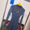 Дизайнер KK Woolen Dress Letter, выпущенная, подходит для раскрытия кожи, с небольшим количеством сексуальности.Его можно носить как наряд один на один