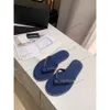 Kvinnors designer tofflor duk denim platt sandal kedja flip flops sommarmärke skor kamellia strand sandaler c casual kvinna hög kvalitet glider äkta läderbåge