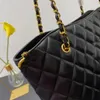 Ünlü marka kadınlar tote çanta 8838 tasarımcı çanta gerçek deri kuzu derisi haberci çanta crossbody klasik çift flep kadın çantası cüzdan x202 altın zincirler çanta