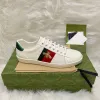 2024 Laag platform Italië Designer Men Women Casual Shoes Dress Trainers Tiger geborduurde aas Bee White Green Red 1977s Stripes Mens Shoe Walking Sneaker