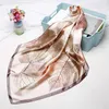 Scialcini Qlukeoyy Silk Scarf Womens 2021 Nuovo seta da 90 cm Simulazione di piccoli foglia quadrate a foglia quadrata Stampa di scialle per kerchief headpiecel2404