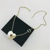 10 Medeltida lyxmärke hänge halsband geometriska emalj dubbel bokstav hänge halsband klassiska lyx mässing designer smycken för julklappar