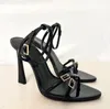 Lyxdesigners vardagens sommarmärke Jerry Sandals Shoes Women Crystal-embelled Satin Buckles Strap High Heels Black Lady Sandalias Party Wedding Dress