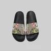 Sandales de concepteur de plage glissades pour femmes Brocade florale préférée Man Flat Bottom Italie Rubber Snake chaussures Pantoufle Pearl Wholesale Flower Sh05 H4