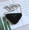 Modedesigner Triangle Cross Body Påsar Handväskor Koppling Lady Coin Purse Shoulder Headphone Väska för kvinnliga lyxkedjor Purse Let6095790