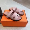 2024 Designer tofflor Chypre Sandal Sliders Flop Flops Platta sandaler för strandkomfort kalvskinn Läder naturlig mocka getskinn i brunt och svart för kvinnor och män