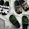 Talltor Sandaldesigner Sliders Flip Flops Flop Sandaler för strandkomfortkalvskinn Läder naturlig mocka getskinn i brunt och svart för kvinnor och män