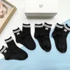 Tasarımcılar Sock Ce Erkek Kadın Sevenler High Street Graffiti Mektupları Moda Medium Tüp Çoroz Socks Woman 4pcs Bir Kutu