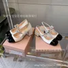 Version haute Miao Mary Zhen Black White Couleur correspondant aux chaussures simples pour femmes Chaîne Pearl Square Toe Sandales coréennes à la mode