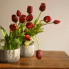 Decoratieve bloemen van hoge kwaliteit hydraterende vijfkoppige tulpen Noordse binnenshuis realistische boeket zachte lijm simulatie bloemen trouwhuis