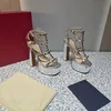 Nouveau Rivet Designer High Heels Sandals 2024 Fashion Femmes Sandales Pump Chaussures d'été Top Quality Real Le cuir Chaussures robes à talons gros pour le mariage avec des événements formels avec boîte