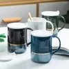 マグは、ふたとスプーン磁器の朝食ミルクカップクリエイティブオフィスティーカップドリンクウェアノベルティギフトを添えたノルディックゴールドセラミックコーヒーマグカップ