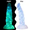 Dildo scuro luminoso per donna masturbare color gelatina del pene sexy donne grandi cazzo morbido leggero dildo erotico con una mano di aspirazione