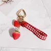 Keychains Lonyards 1pc Strawberry Heart Red Heart Keyring Corvonnez pour les femmes bijoux Simulate Fruit Migne Clé Mélange de clés Courti Meilleur ami K23 Y240417