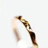 Pierścienie klastra nieregularna fala plisowana na zwykłym pierścieniu mody kobiet minimalistyczny design mały elegancki temperament zimny styl