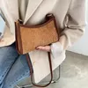 Sac 2024 femmes mode Vantage Samll Corduroy Light Messenger Crossbody Forme polyvalent Dame Mobile Phone Purs à main