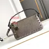 Sac de créateur de boucle crossbody Sacs simples Vo Handheld Rock Stud Underarm Vallenteo Leather Lock Lock épaule femme 2024 Rivet Small Lychee Unrg