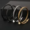 MOGE MENSABLE HOP HOP HOP HOT BIELRES 4 mm Bracelet à clous de câble en acier noir en acier noir plaqué Gold 4 mm pour les femmes