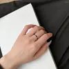 Ringos de cluster Versão coreana do estilo INS Style S925 Silver Women's Ring com Black Drop Glue Zircon Inlay para Design da moda Feel Bracelet
