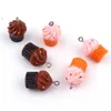 Charms 5pcs lot de gâteau au chocolat Résine de crème pour l'oreille Résultats 3D Charme alimentaire Trop d'oreille Keychian Pendre Jewelry Accessory223E