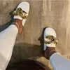 2024 여름 패션 여성 Baotou Sandals 캐주얼 야외 슬리퍼는 Flatform 여성 신발 외부에서 금속 버클을 착용합니다 43 240402