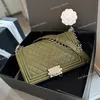 キャビアレザー女性デザイナーヴィンテージボーイフラップバッグ8色のシルバーハードウェアロックメタルチェーン調整可能なショルダーストラップミディアムトートクロスハンドバッグ財布25cm