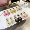 Designer Slippers 2024 Moda de luxo Slides de mulheres esbeltas de couro saltos baixos sandálias femininas femininas fêmeas sapatos de praia sandale