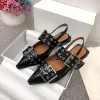 Womandress Ganniluxy Ballerina Flats Black Chunky Schnalle Feminine Design mit weißem breitem Kaumzehen Zehen Slingback Gurt Patent Leder Rub