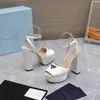 tacchi sandals sandals ad alto tacco da donna sandalo piattaforma impermeabile di lusso spesse tacchi neri con trapano classico fibbia triangolare alla fibbia abbellita alla caviglia