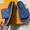 Pool kudde platt komfort mule platta konfort pool kudde mule sandal 1acjvh blå denim män kvinnor sandaler designer sandaler tofflor strand bokstav sandal storlek 35 -42