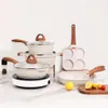 Des pots et des casseroles antiadhésifs de 23 pièces placés pour la cuisson à induction saine - comprend des casseroles à frire, des casseroles, une poêle saute, une plaque chauffante et une casserole en crêpe