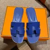 Slides Slides Womens Sandals Slippers Luxury Leather Slippers Summer Flat Sandals Slippers Beach Fashion Slippers مع حقيبة الغبار 35-42