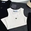 Luxurysクロップトップ女性レンダリングデザイナーTシャツセクシーセクシーな黒いタンクトップトライアングルラベルスリムストレッチベストスリムノースリーブアウターウェアボトムグッドグッド